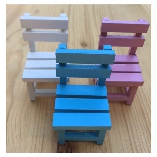 Drevená stolička vo viacerých farbách